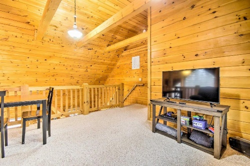 Comfortable Log Home about 4 Miles to Shenandoah River image 12