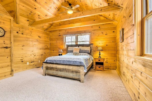 Comfortable Log Home about 4 Miles to Shenandoah River image 13
