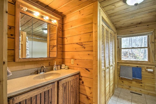 Comfortable Log Home about 4 Miles to Shenandoah River image 18