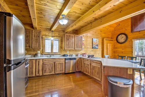 Comfortable Log Home about 4 Miles to Shenandoah River image 8