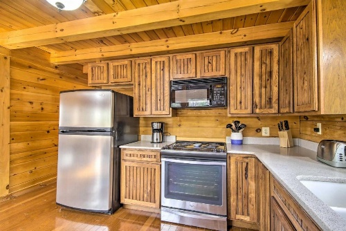 Comfortable Log Home about 4 Miles to Shenandoah River image 9